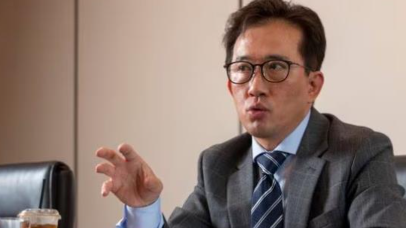 李日奎在首爾接受《朝鮮日報》訪問時指，去年7月開始考慮變節，並在11月與妻兒一起投奔南韓。(《朝鮮日報》圖片)